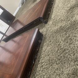 Dining Table , 6 Chairs And 2 Extra Pieces Of Leaves 