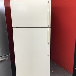 Hotpoint 18 Cu Ft Top And Bottom Fridge. 1 year Warranty 