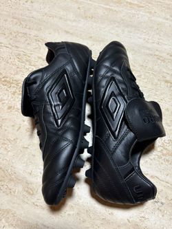 Umbro Speciali Maxim Black out FG size 11.5 