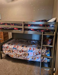 Twin bunk bed