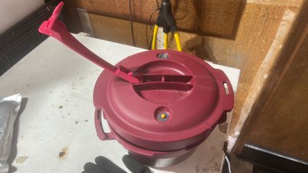 Tupperware brand pressure cooker