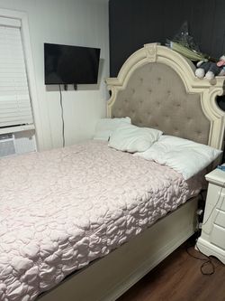 Queen size bed with mattress