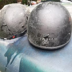 2 Helmets 