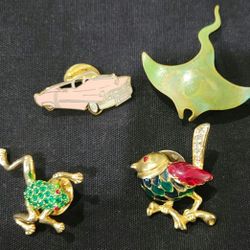 These preowned shell rings are in great condition. Please view pics for details