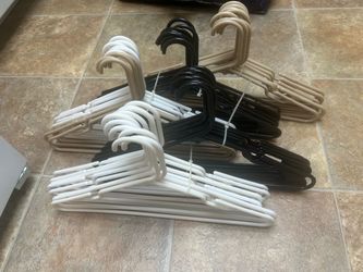 20 Plastic Hangers