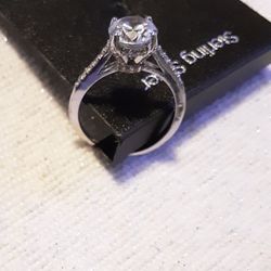High Quality Cubic Zirconia Solitary  Ring. Beautifully Cut Reflecting Bright Colors Sz. 8 NEW