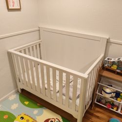 Crib plus 5 fitted sheets