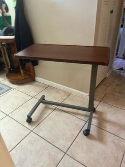 Hospital style rolling tray table