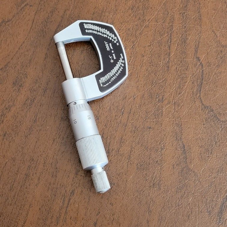 SPI Micrometer 10-601-3 Made In Japan 0-1". Pre-owned, in good working
and cosmetic shape. Please see photos for details.