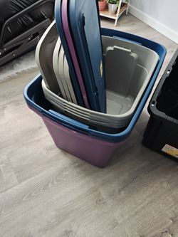 7 totes w/lids & 2 without lids (9)