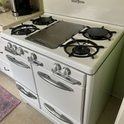 OKeefe And Merrit Stove. All Original Works Great. Was Recently Upgraded And We No Longer Use. A Nice Restoration Would Be Amazing For Her.
