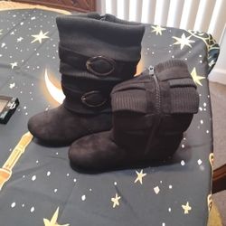 Girls boots size 12    $10