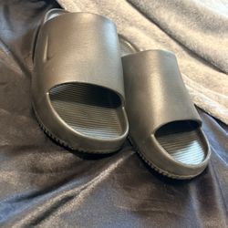 Nike Slides SIZE 9