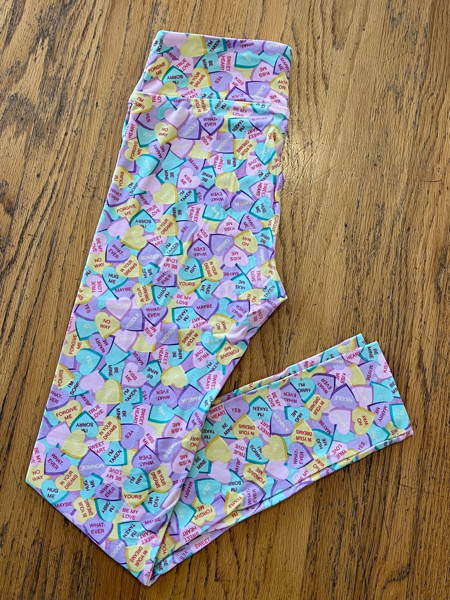 LULAROE LEGGINGS OS VALENTINES DAY CONVERSATION CANDY HEART PASTEL PATTERN RARE