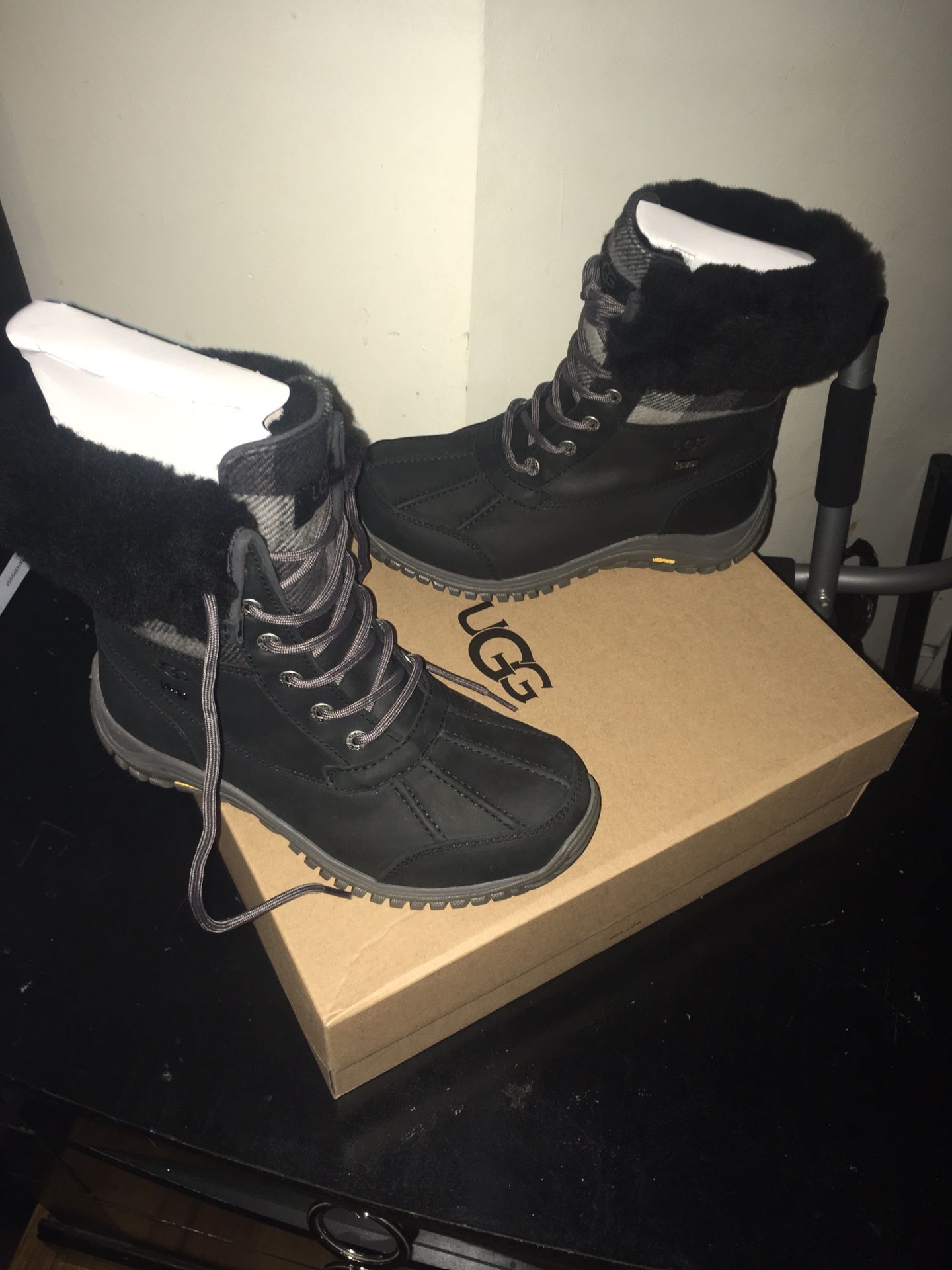 New ugg boots sz 8 women  & Accessories