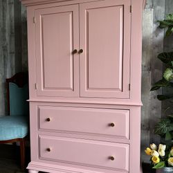 🌺 Newly Refinished Quality Broyhill Tall Dresser/ Pink/ Details Below/ Delivery available