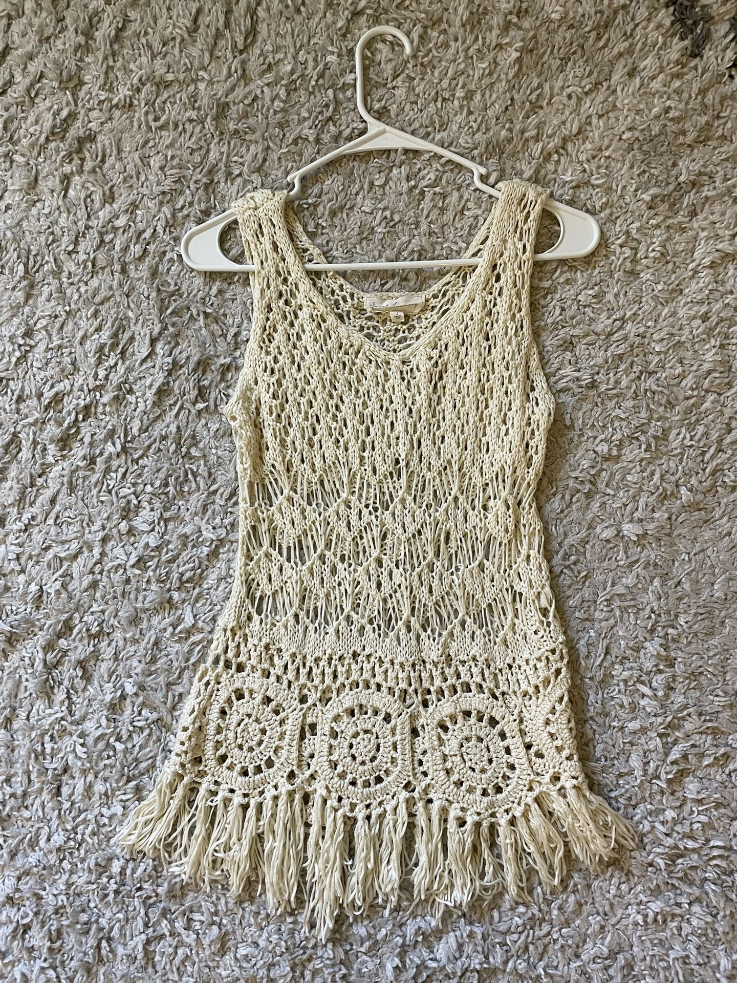Sweet Journey Beige Women's Sleeveless Knit Overlay Crochet Tunic Top Fringe Hem Size Small