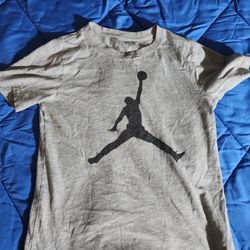 Boys jordan t shirt in good condition size S