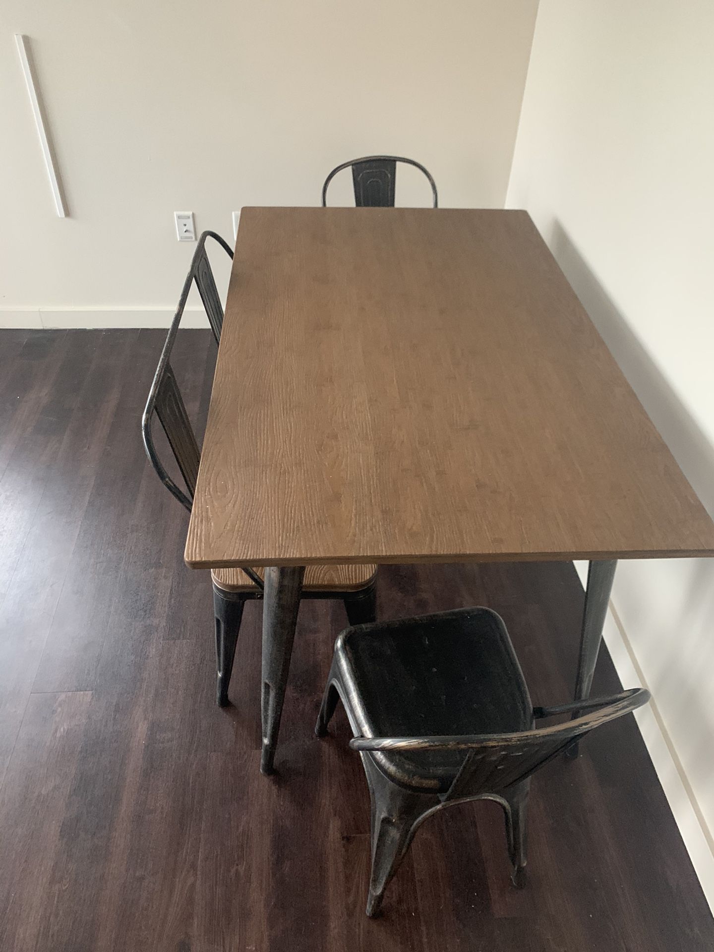 Kitchen table+ chairs