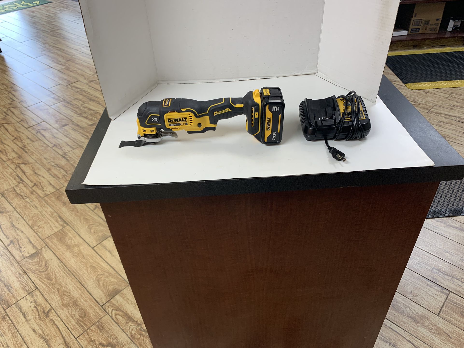 DeWalt DCS356 Oscillating Tool With Charger And Battery 