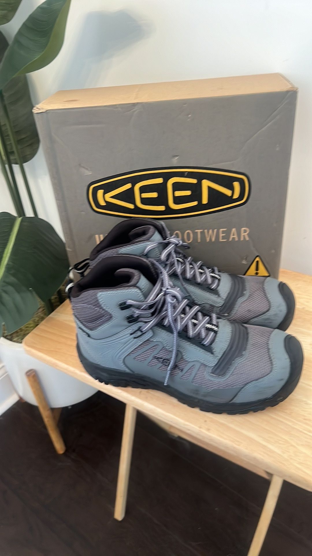 KEEN Utility Men's Reno Mid Height Composite Toe Flexible Waterproof Athletic Work Boot Almost new - demo model please see photos for condition Size