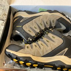 Mens Shoes Size 9 1/2 M Eddie Bauer Hiking Boots  NEW IN THE BOX