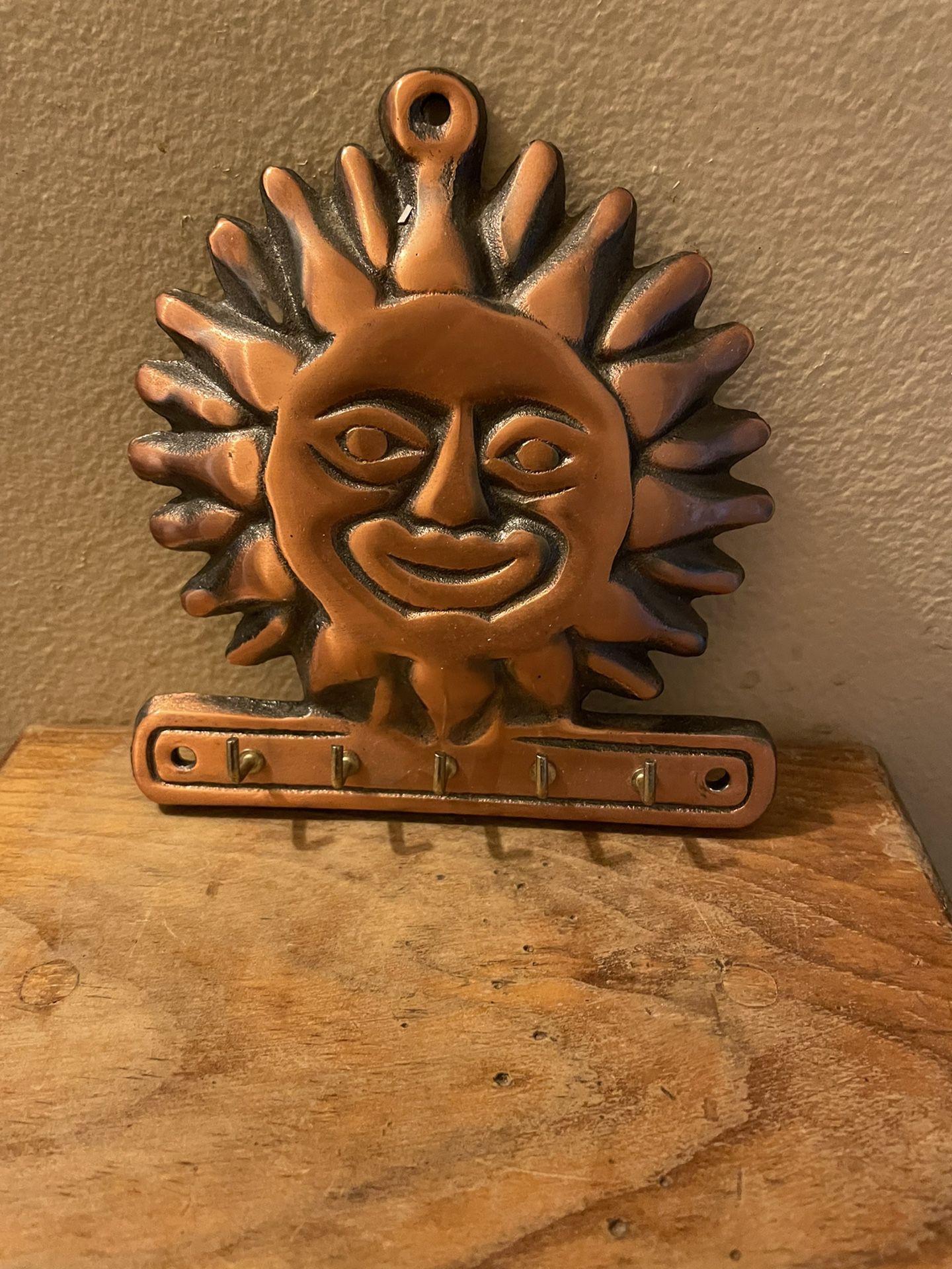 Sun made of metal. New very heavy. Holds keys.