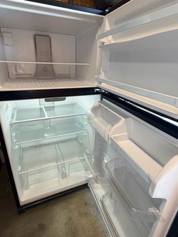 Whirlpool black apartment size refrigerator like new conditions ! Clean inside and out