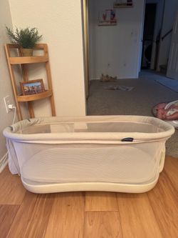 BRAND NEW IN BOX - halo swivel bassinest 4.0