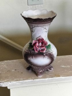 Nice vintage porcelain vase with pink flowers.