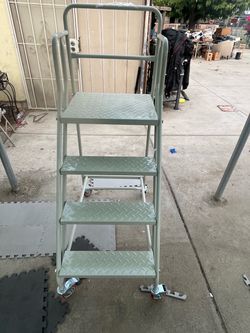 4-Step Rolling Warehouse Ladder with Platform