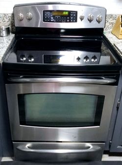 Like new! GENERAL ELECTRIC Profile electric stove, 30" excellent condition, 220 volts, 5 elements, the lower drawer also heats up, you can come and se