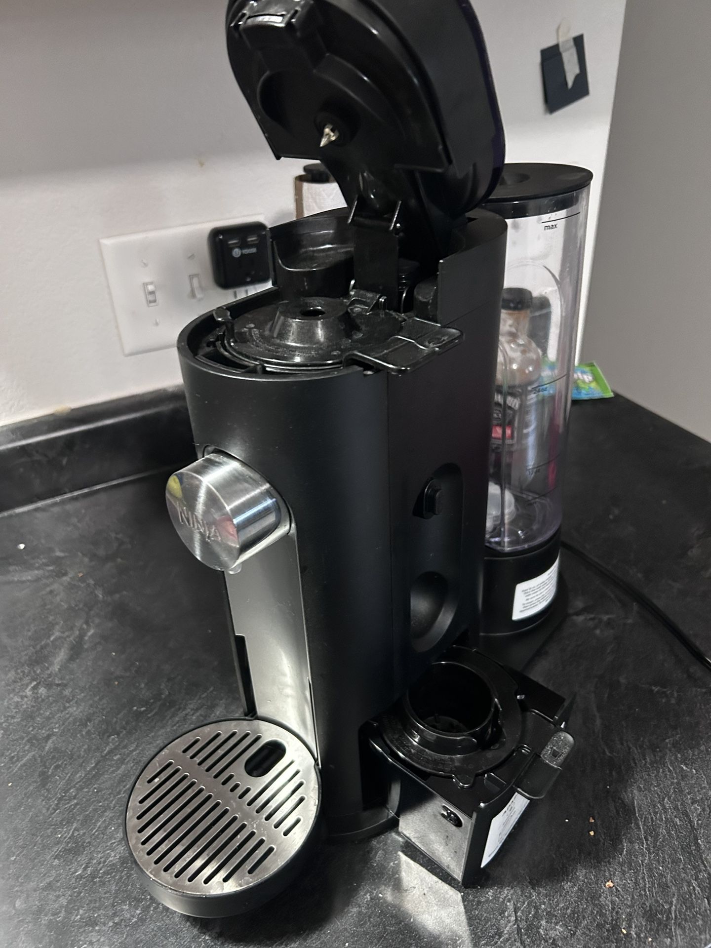 Ninja coffee machine (grounds and pods)