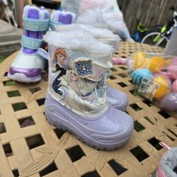 Snow Shoes Size 8c