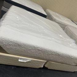 King Siz Serta Mattress And Boxpring 🐽
