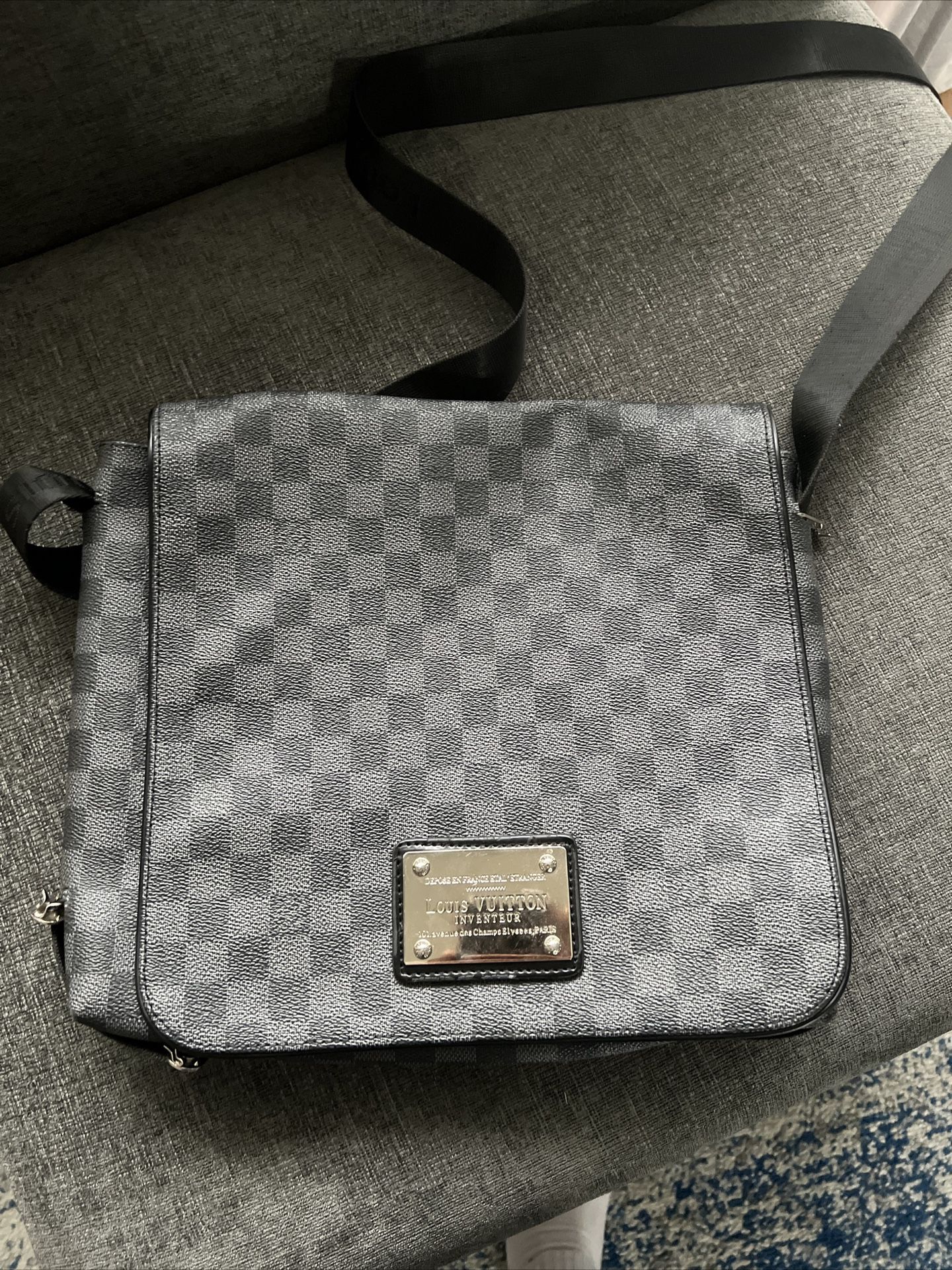 Luis Vuitton Messenger Bag