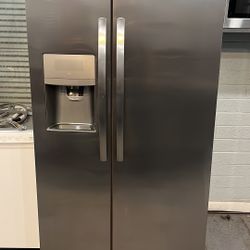 🔥 Frigidaire Side-by-Side Refrigerator – 2 Doors! 🔥