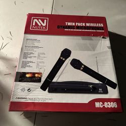 NV NUTEK TWIN PACK WIRELESS FOR KARAOKE MC0306 - Like New 2 Microphones Plus Receiver Box 