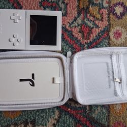 Analogue Pocket in white with case