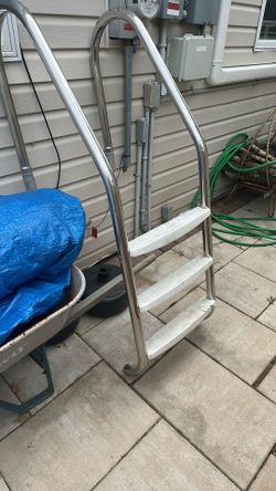 Pool ladder