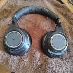 Plantronics BackBeat Pro Wireless Noise Canceling Headset 

