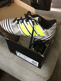 Soccer shoes