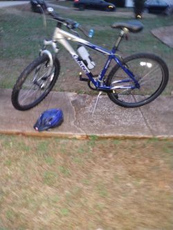 Giant Boulder SE Mountain Bike, 26" Medium, Butted ALUXX Aluminum Frame, 21 Speeds, 17" Frame, Size-M