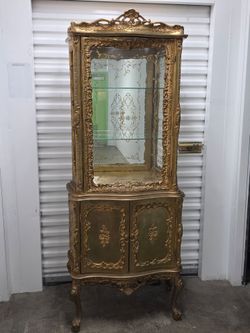 Exquisite Vintage French Rococo Style Gilt Vitrine / Curio Cabinet.