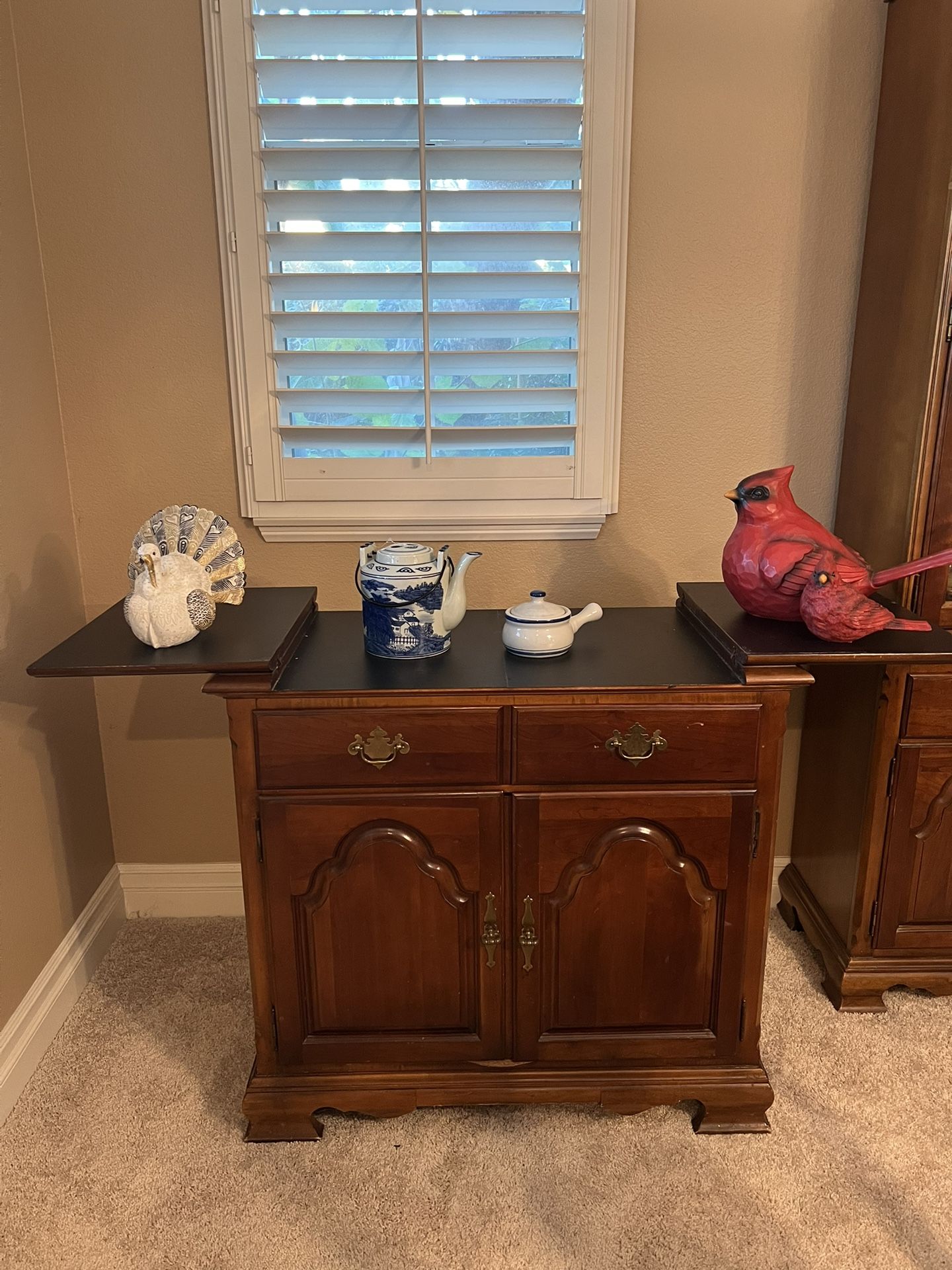 Ashley Entrance Table Kitchen Island  And Mirror Dining room Set