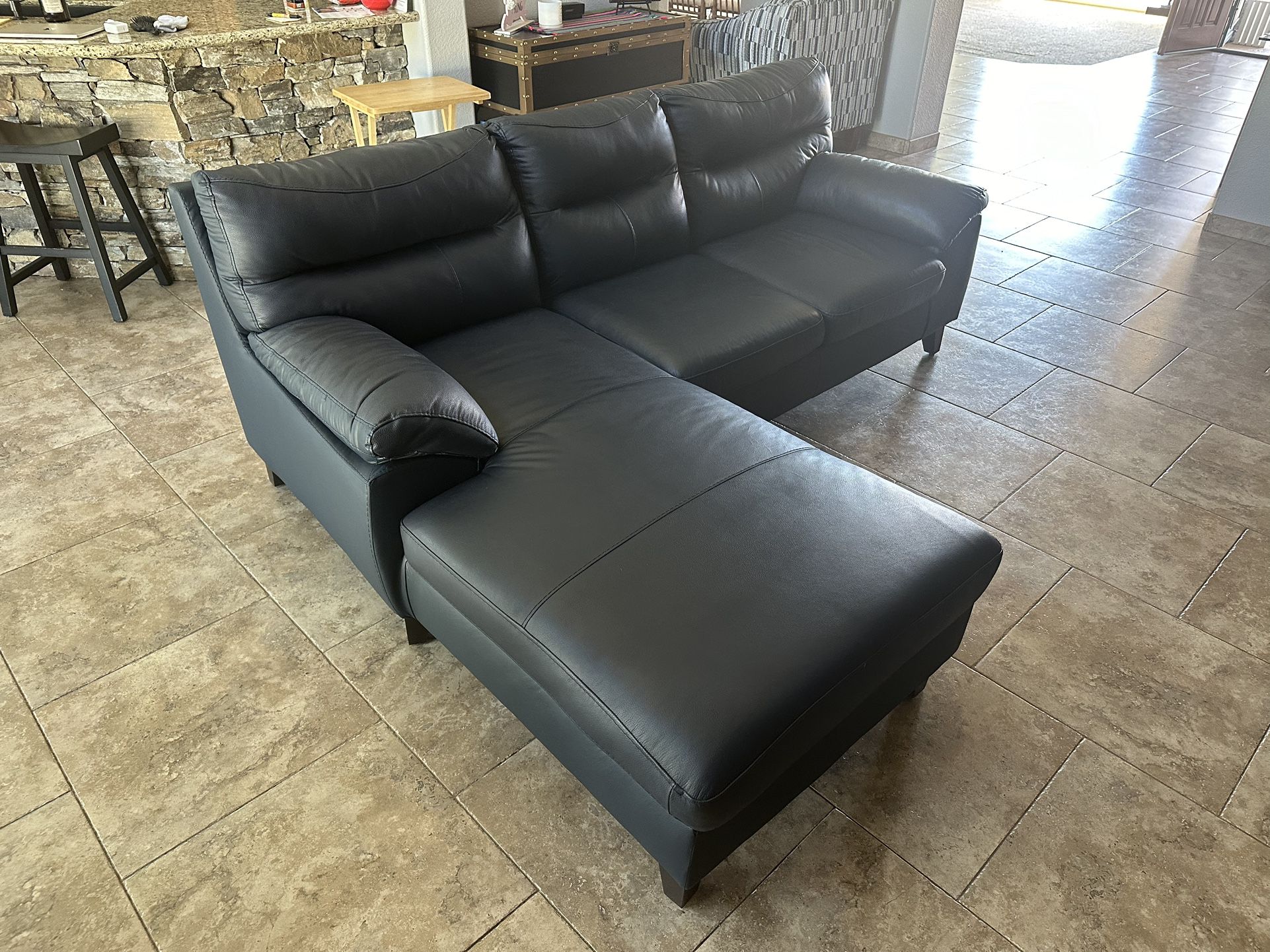 Leather 2-piece Loveseat And Chaise Lounge