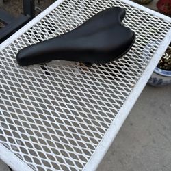 Bicycle seat Like New