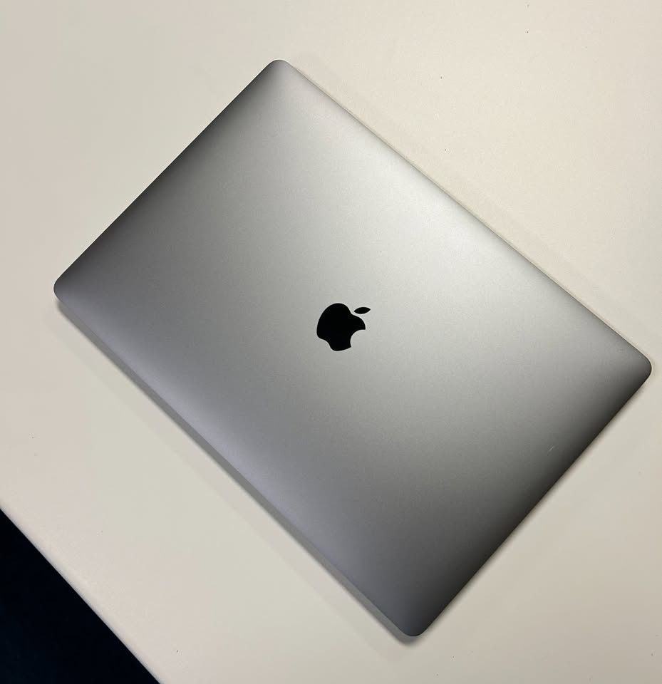 MacBook Pro 2018 15-inch 2.2 6-Core i7 16GB  512GB RADEON PRO 555X 4GB Excellent Condition