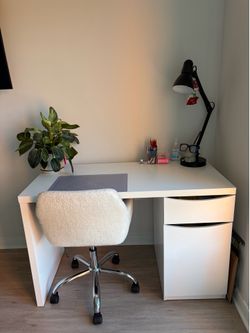 White computer desk + desk lamp (PICKUP ONLY/CASH ONLY)