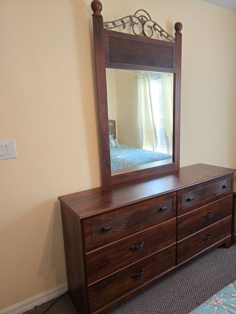 Dresser With Mirror